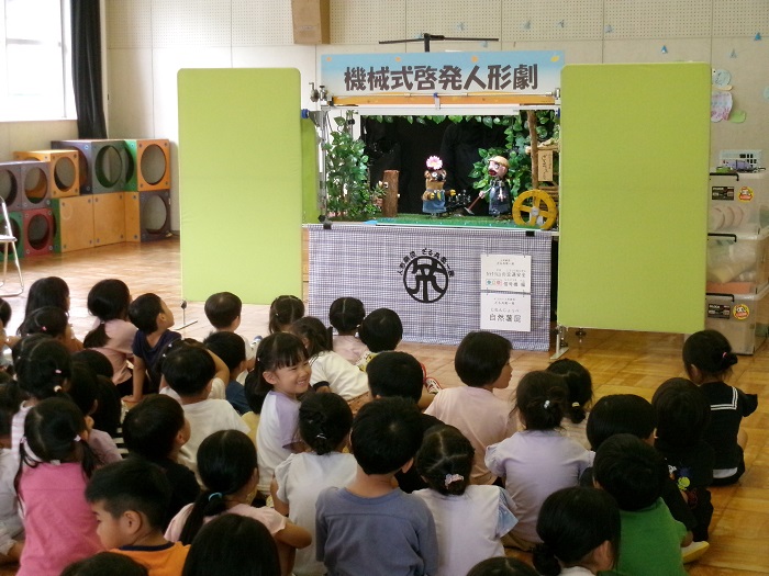 子どもたちが機械式人形劇を見ている様子