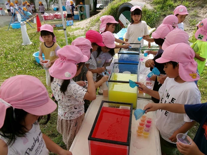 子どもたちが色水遊びをしている様子