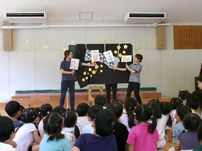 七夕のペープサート劇を子どもたちが見ている様子