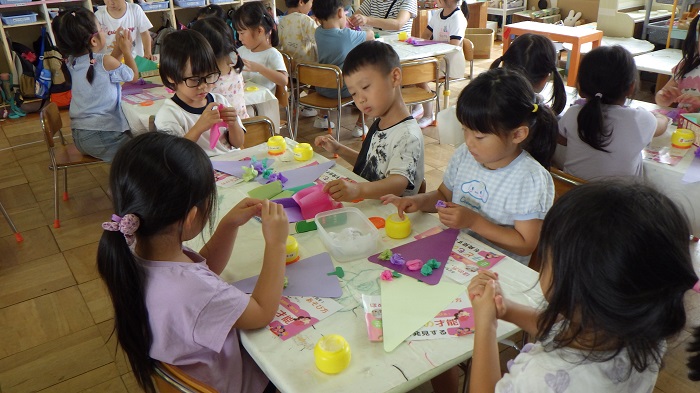 子どもたちがクラスでぶどうの製作遊びをしている様子