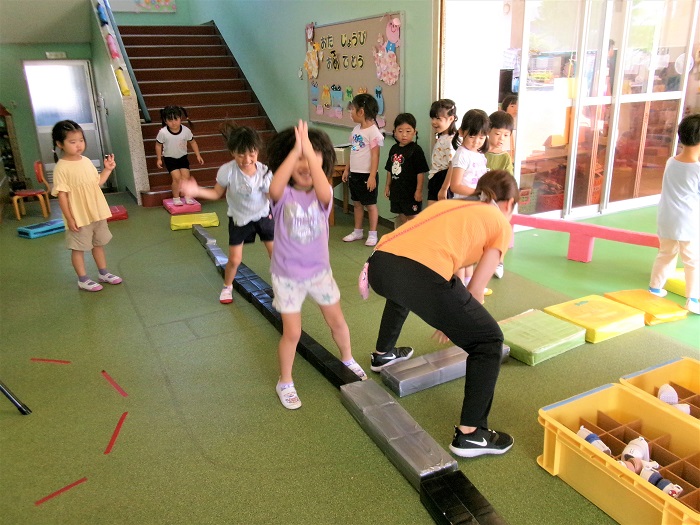 4歳児の子どもたちが5歳児のリズムジャンプの真似をして遊んでいるところ