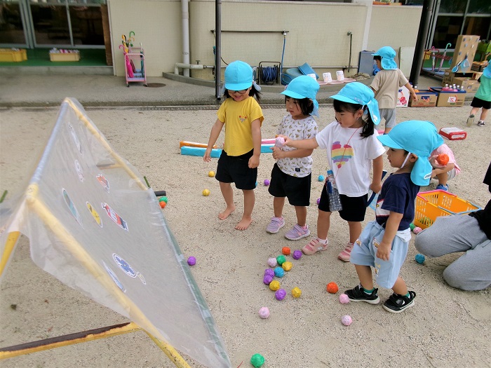 子どもたちがボールで的当てをして遊んでいるところ