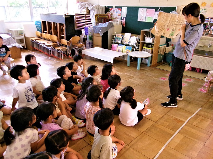 子どもたちに届いた手紙を教師が子どもたちに読んでいるところ