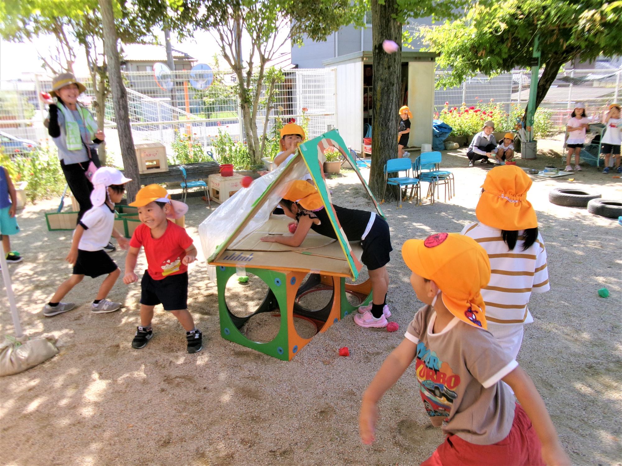 子どもたちがボールの投げ合いをして遊んでいるところ