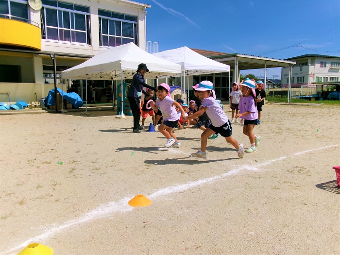 子どもたちがリレーをしているところ