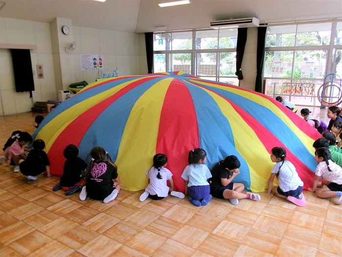 子どもたちがパラバルーンをしているところ