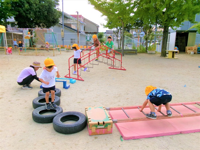 子どもたちが運動遊びサーキットで遊んでいる様子