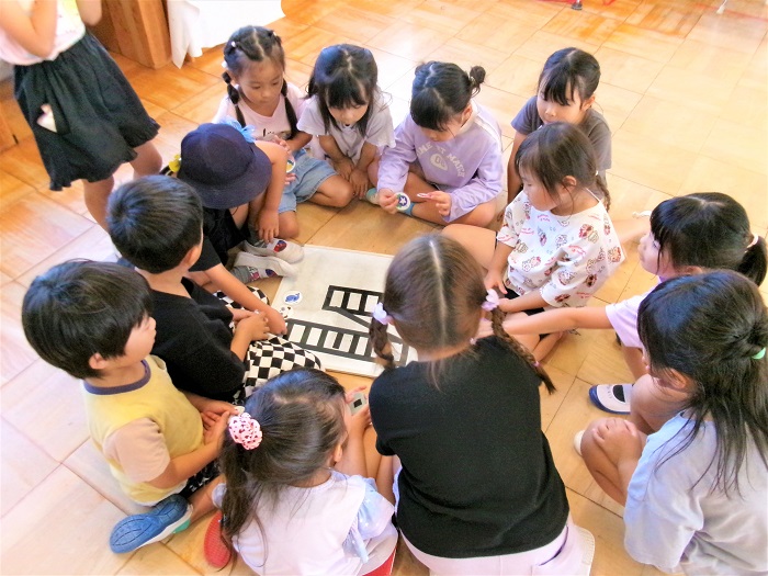 子どもたちがリレーの走順を相談している様子
