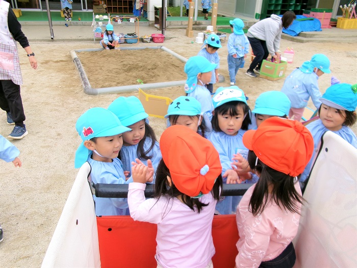 子どもたちが他園の子どもたちにお別れの挨拶をしている様子