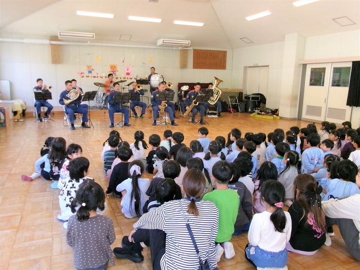 子どもたちが消防音楽隊の演奏を聴いている様子