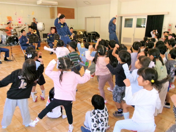 子どもたちが音楽消防隊の演奏に合わせて踊っている様子