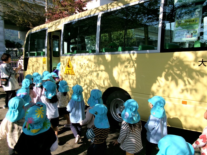 子どもたちが他園の園バスに乗せてもらおうとしている様子