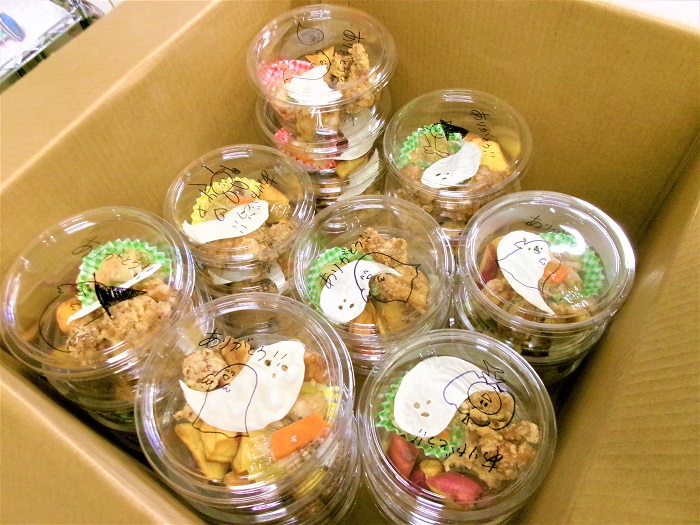 おたのしみ宅配弁当が箱に入っている様子