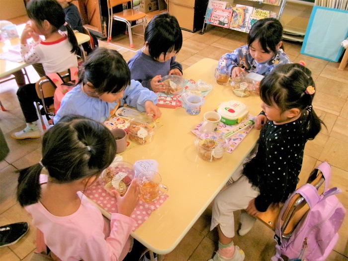 子どもたちが宅配弁当の蓋にかかれた絵や入っているおかずを嬉しそうに見ている様子