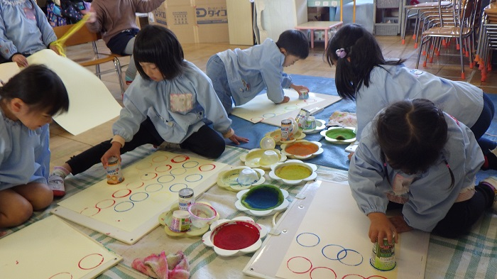 子どもたちがスタンプ遊びをしている様子