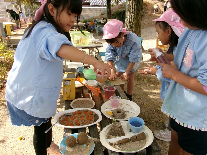 子どもたちが自然物を使ってごちそうづくりをしている様子