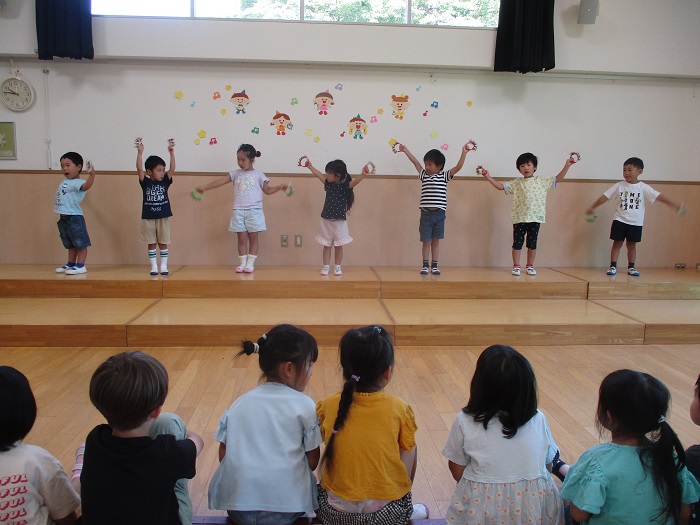 楽器遊びをする4歳児