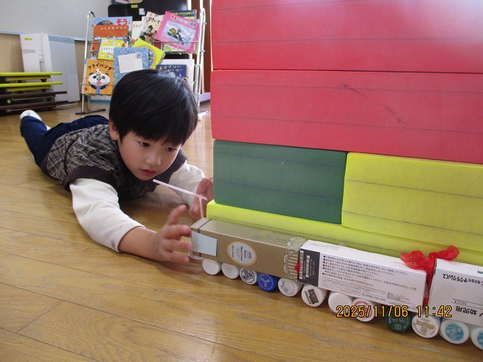 つくった電車で遊ぶ3歳jい