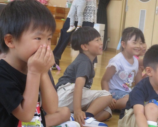 ドキドキ、ワクワクしながら実験を見る子どもたちの様子