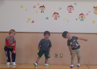 ピアノに合わせて歌う3歳児の様子
