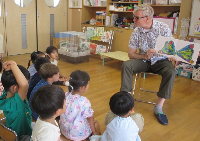 大好きな絵本を英語で読んでもらう子どもたち