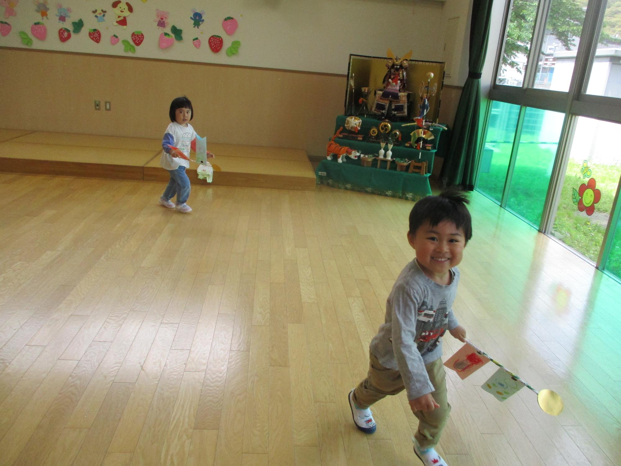 3歳児がつくったこいのぼりで遊ぶ様子