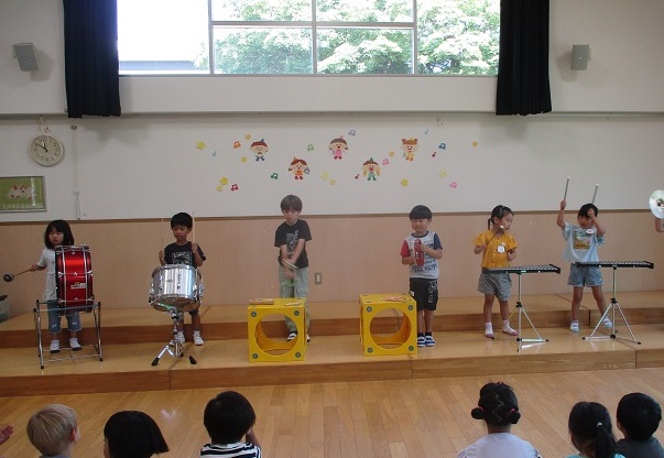 色々な楽器を使って合奏をする5歳児の様子