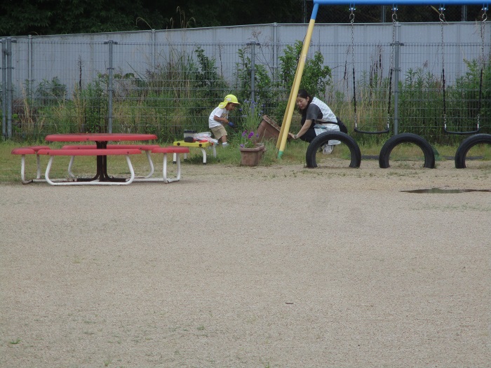 雨上がりにミミズを探す4歳児