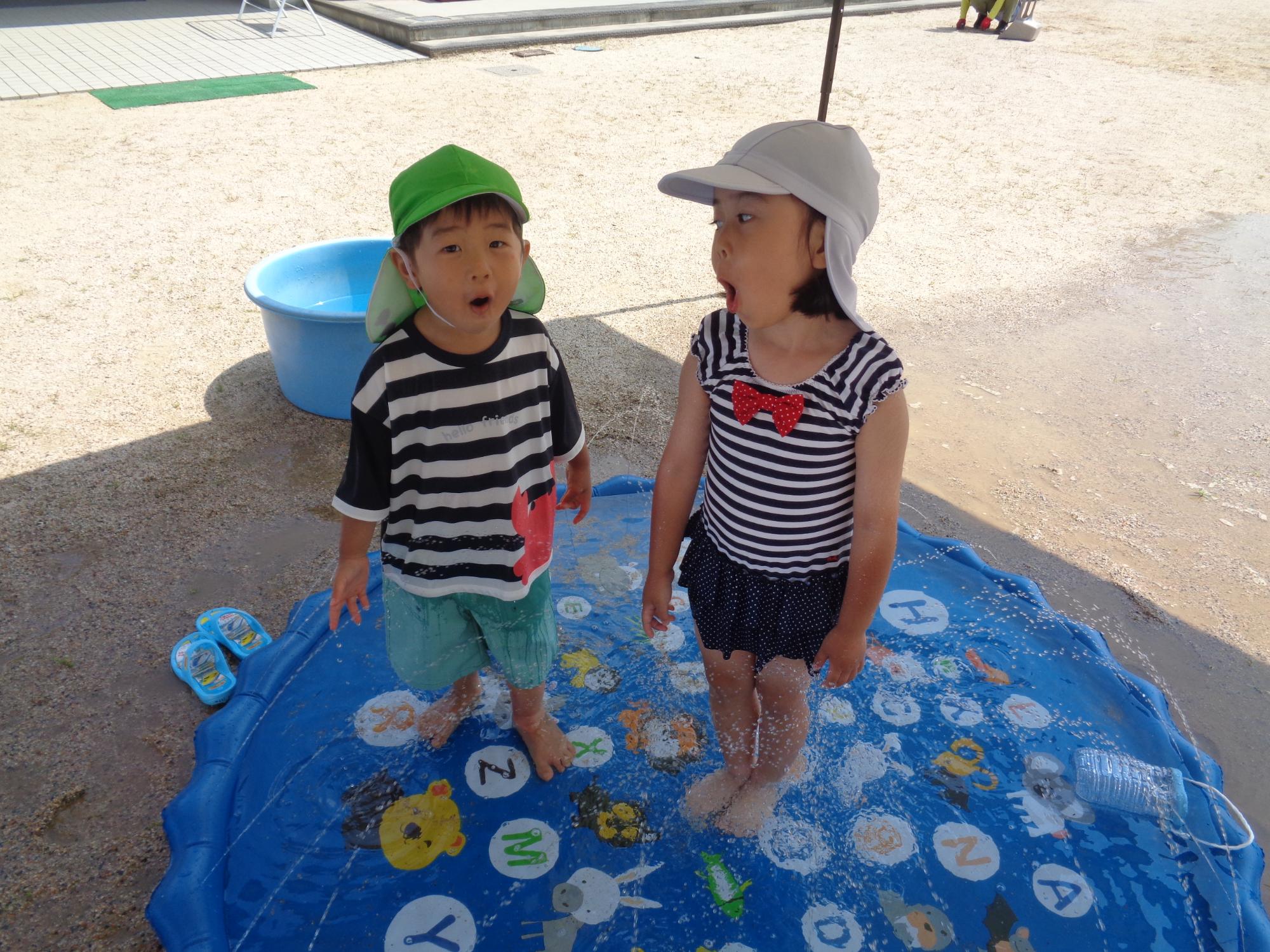 水遊びをする3歳児の様子