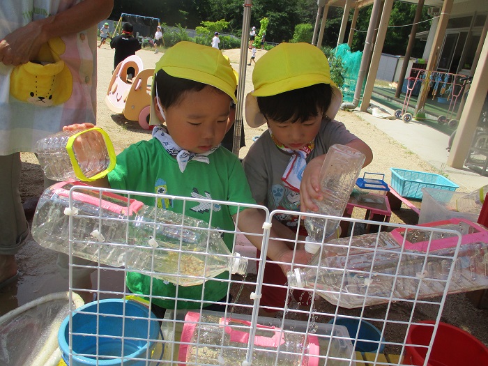 3歳児が繰り返し水流しを楽しむ様子