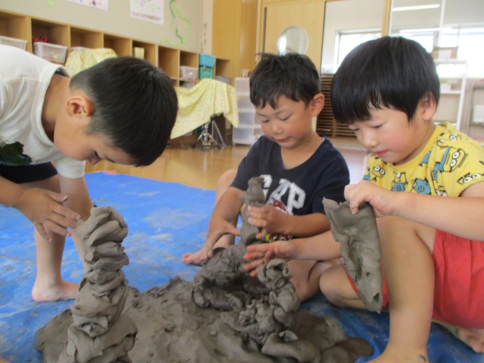 粘土であっそぶ4歳児