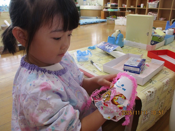 4歳児が色々な材料を使って人形を作っている様子