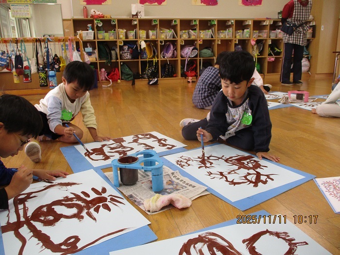5歳児が絵本をみてイメージを広げて木を描いている様子