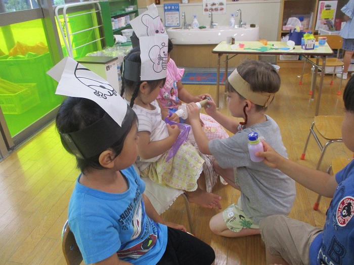 4歳児がお医者さんごっこを楽しむ様子
