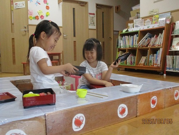 ピクニックごっこを楽しむ4歳児