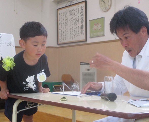 誕生会のお楽しみで化学のマジックをする様子