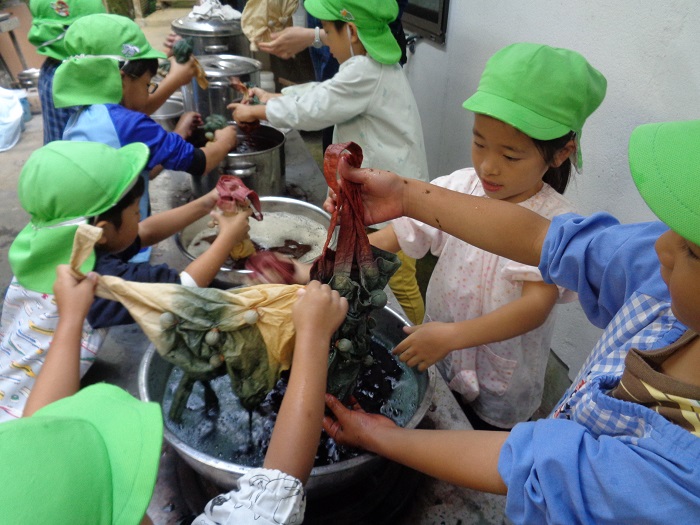 自然物を使って染め物体験をする様子