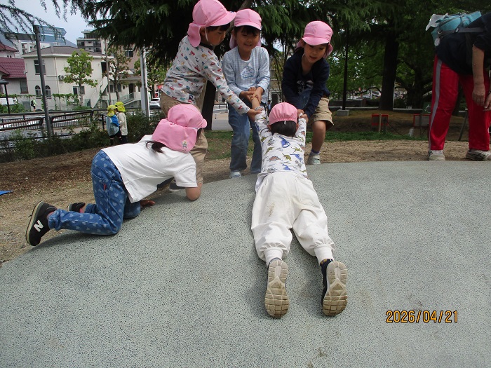 滑り台で遊ぶ子どもたち