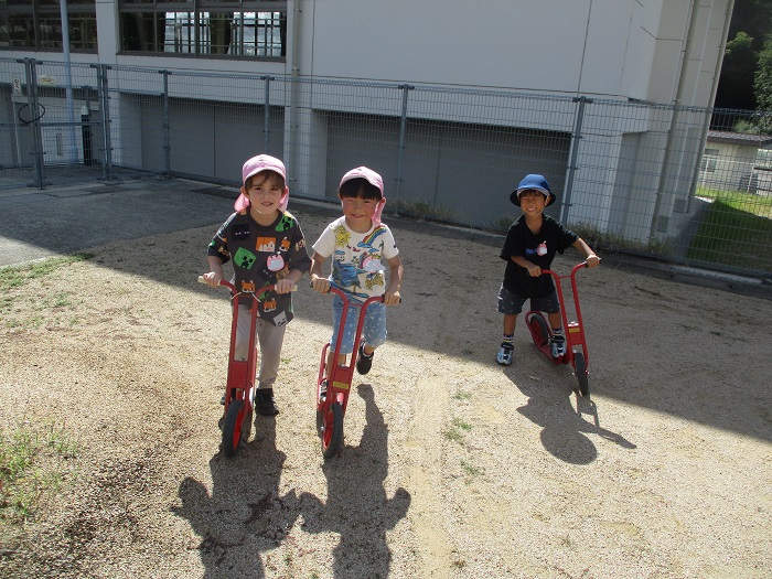 4歳児がスケータに乗る様子