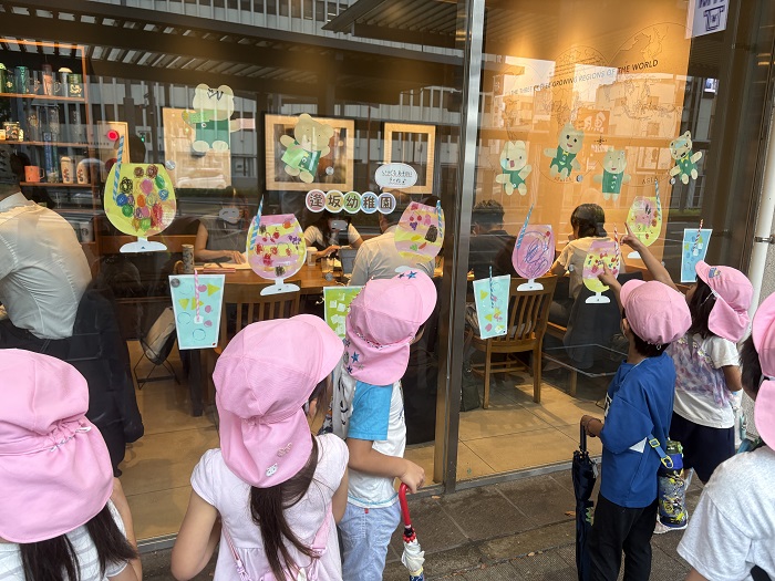 スターバックスさんと一緒に政策をして飾り付ける様子