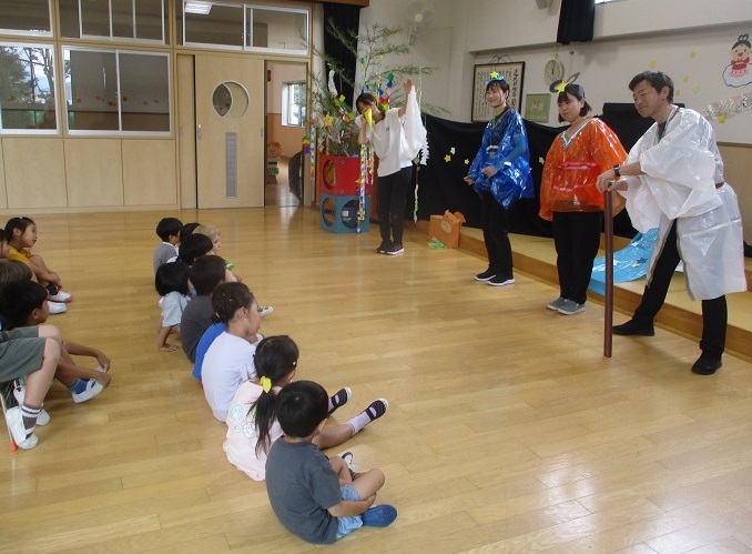 七夕集会で職員劇を楽しむ子どもたちの様子