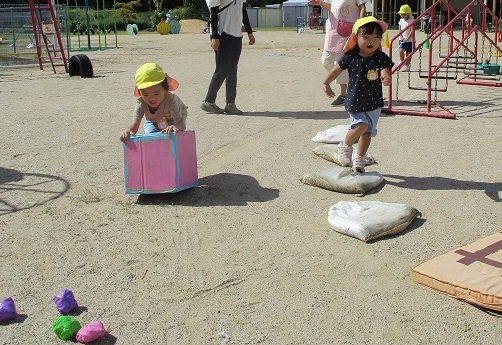 3歳児が運動遊びをしている様子