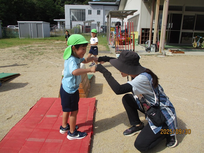 5歳児が跳び箱で先生と喜ぶ様子