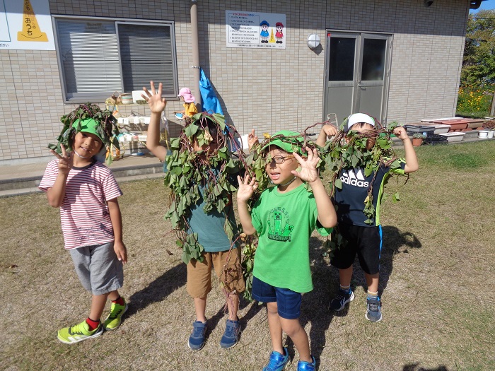 サツマイモのツルで遊ぶ様子