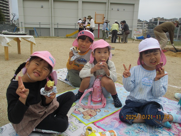 できたての焼き芋を食べる様子