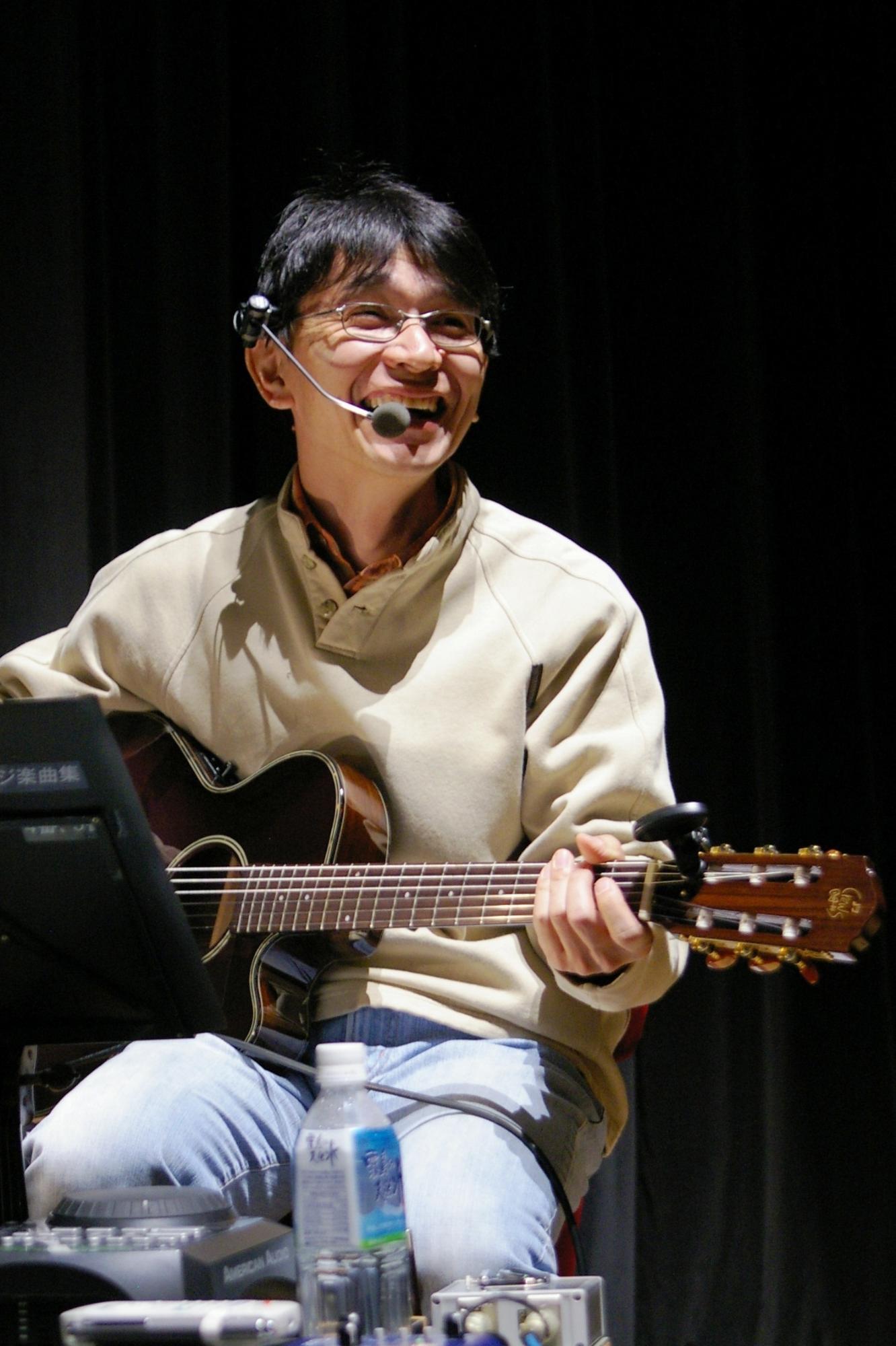ギターを弾く桑山さんの写真