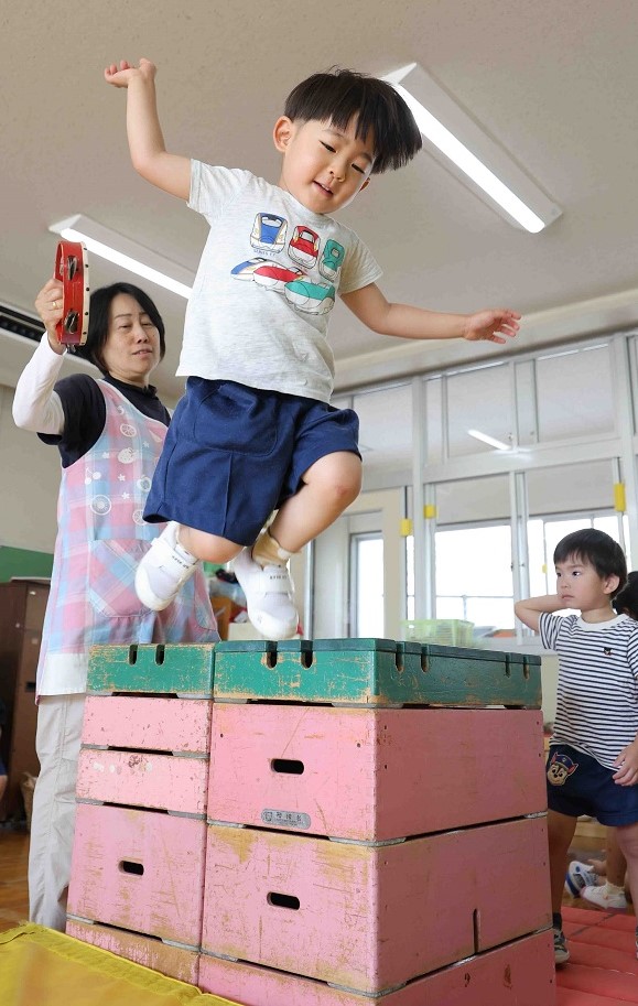3歳児ジャンプしているところ
