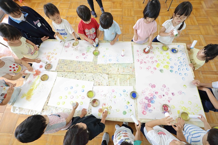 3歳児絵の具遊びをしているところ