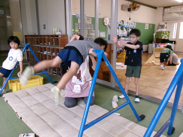 5歳児鉄棒に挑戦していることろ