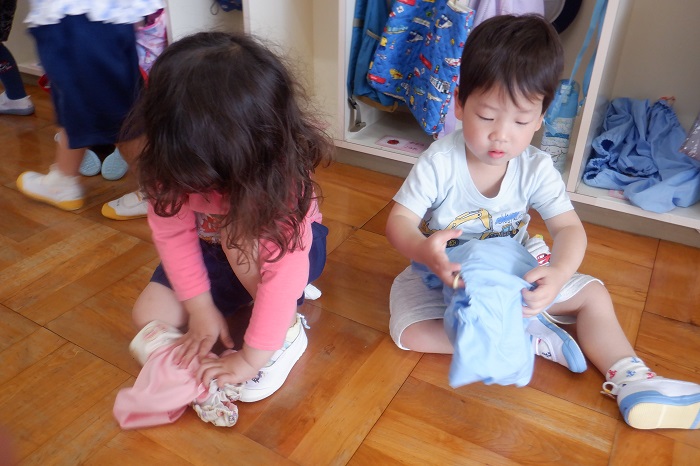 3歳児服をたたむ